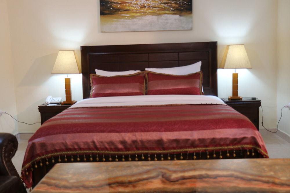Palm Spring Resort Monrovia Bagian luar foto