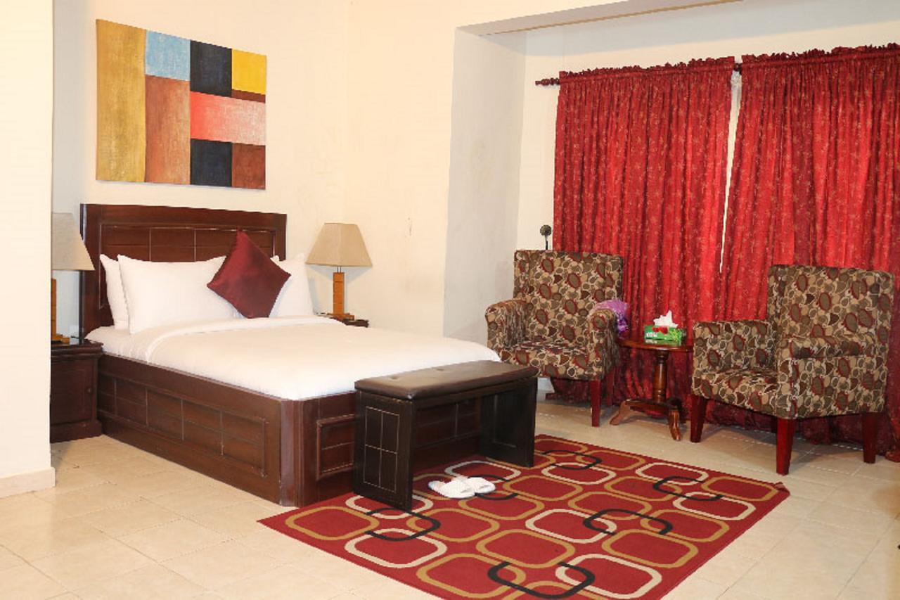 Palm Spring Resort Monrovia Bagian luar foto