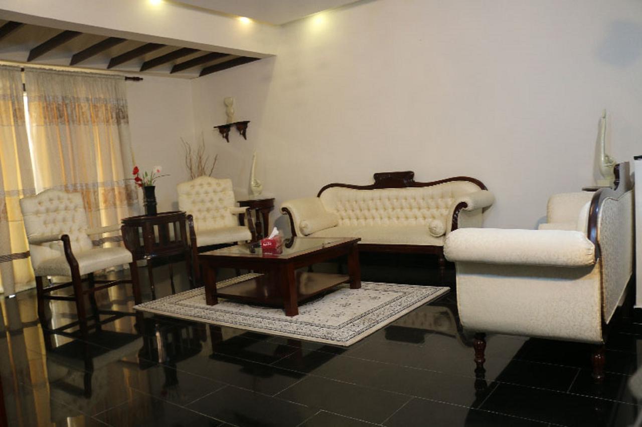 Palm Spring Resort Monrovia Bagian luar foto